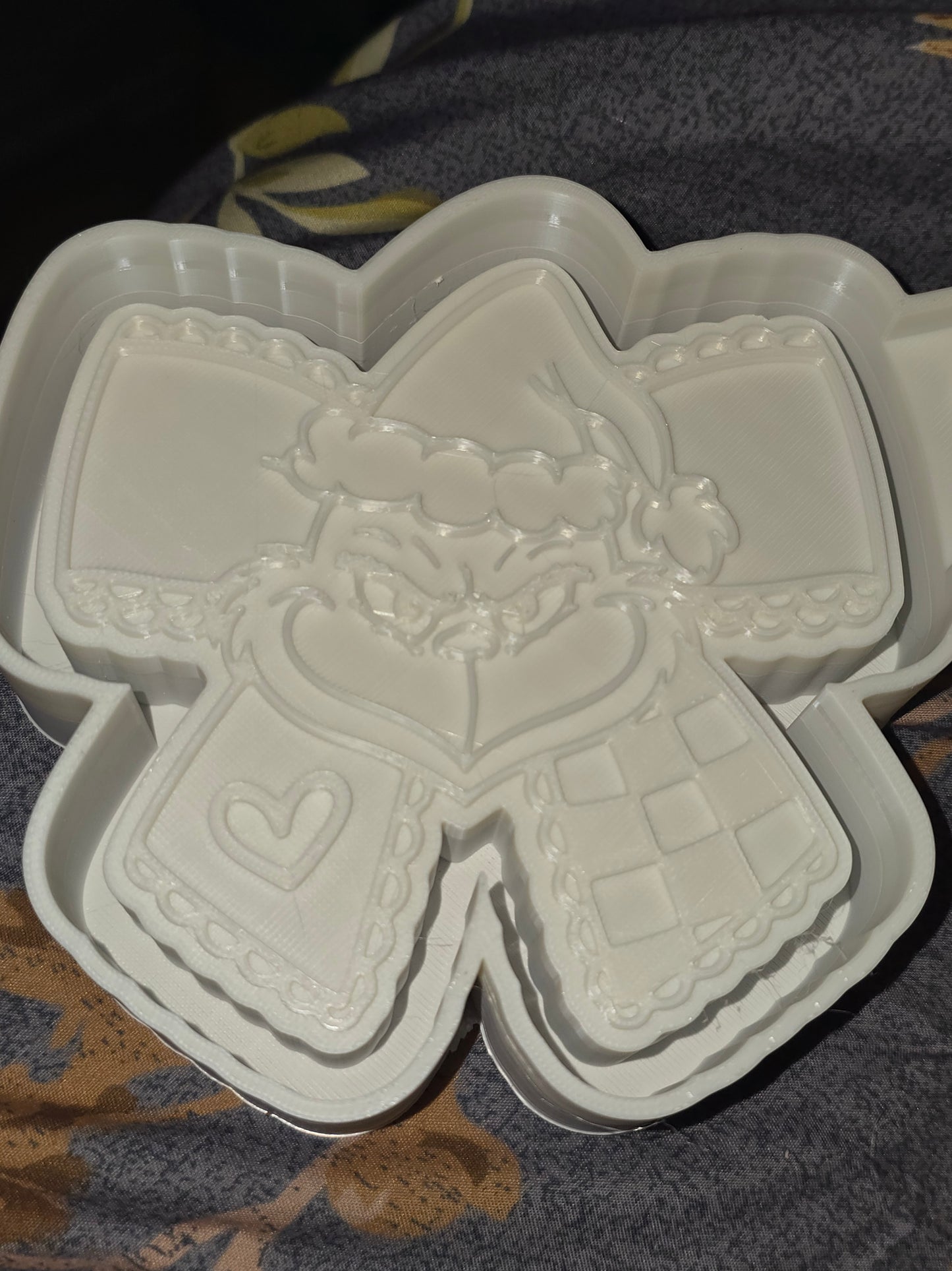 Green guy christmas bow mold